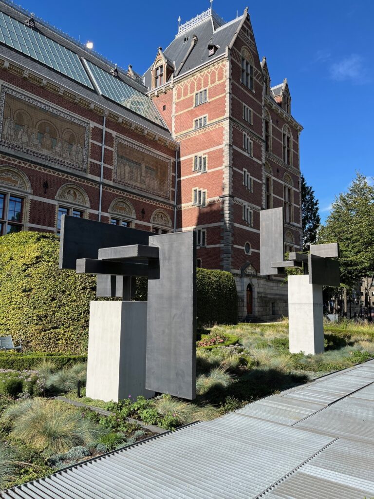 Loden beelden in tuin Rijksmuseum onthuld